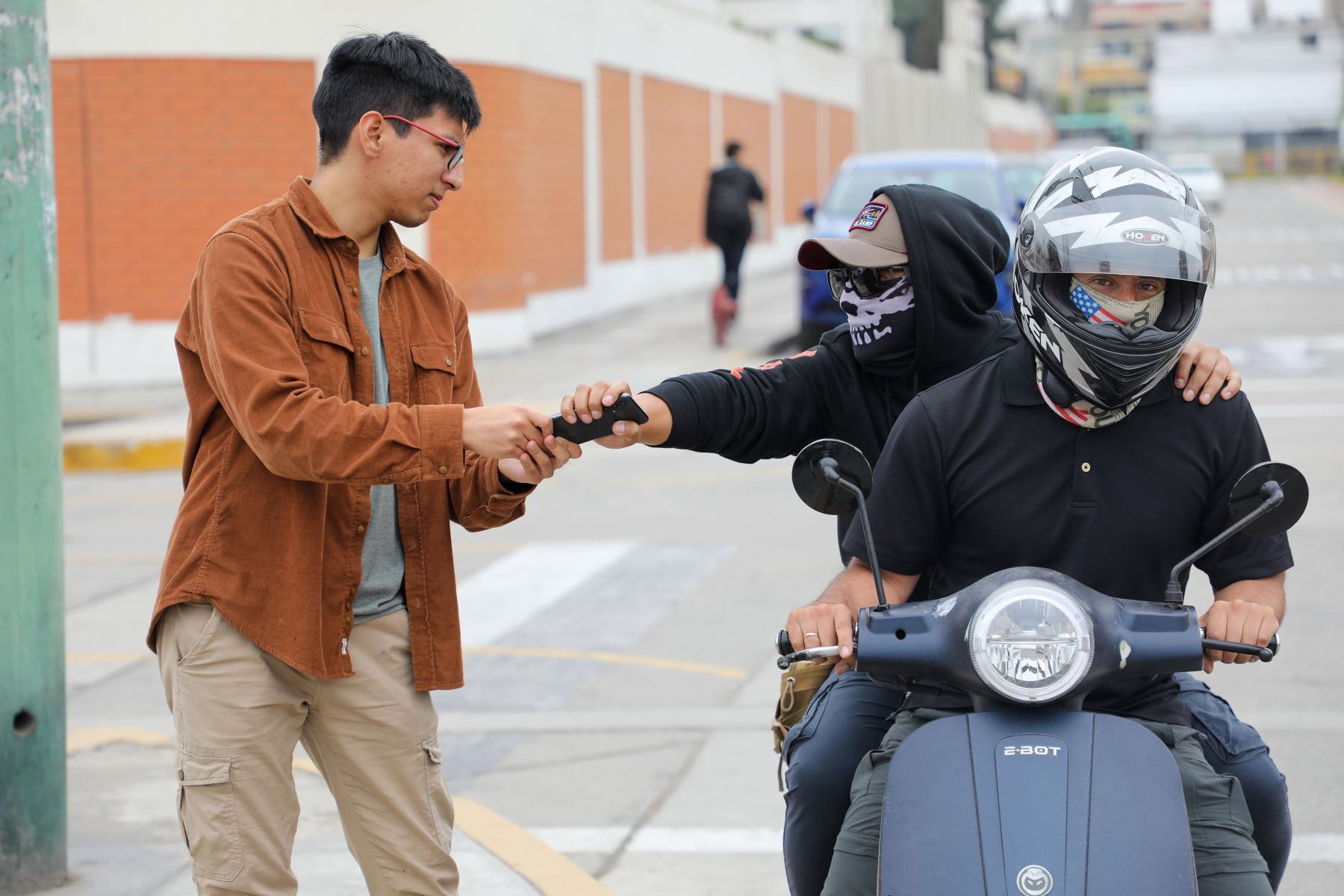 Las estadísticas revelan que lunes, sábados y domingos son los días con el mayor número de denuncias por robo de celulares en el país. - Foto: Andina