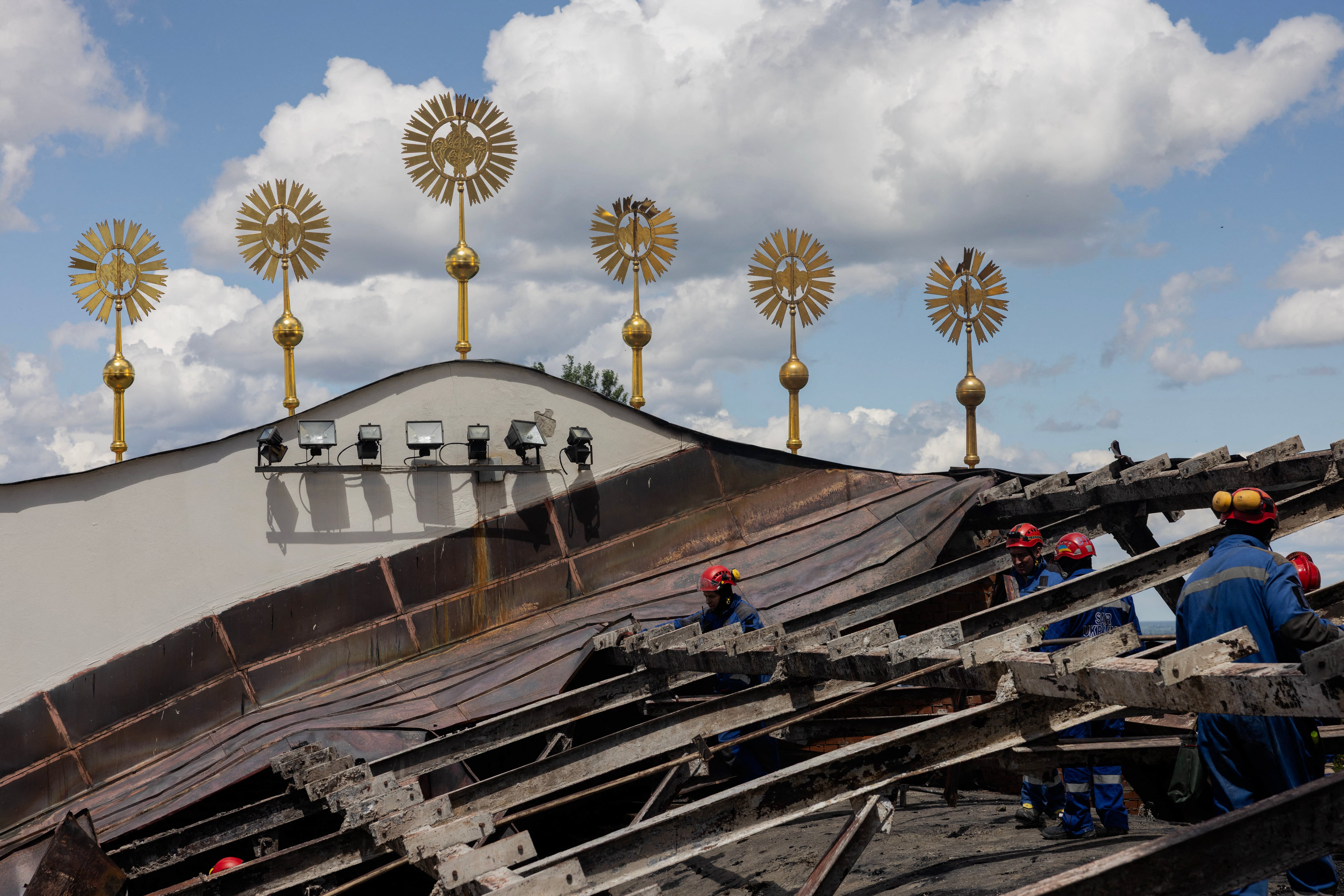 El Monasterio de las Cuevas, fundado hace más de mil años, es uno de los sitios más sagrados del cristianismo ortodoxo oriental. La cubierta de su catedral principal quedó parcialmente destruida. (Tetiana DZHAFAROVA / AFP)