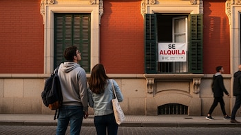 Pagar dos meses de alquiler por un piso vacío: la carrera de los universitarios por encontrar vivienda se adelanta al verano
