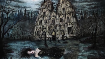 Pintura de una catedral gótica de noche rodeada de árboles secos y una mujer vestida de negro flotando en el agua
