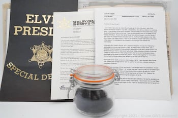 Mechón de pelo de Elvis Presley exhibido tras su venta récord por USD 115.120 en 2002
