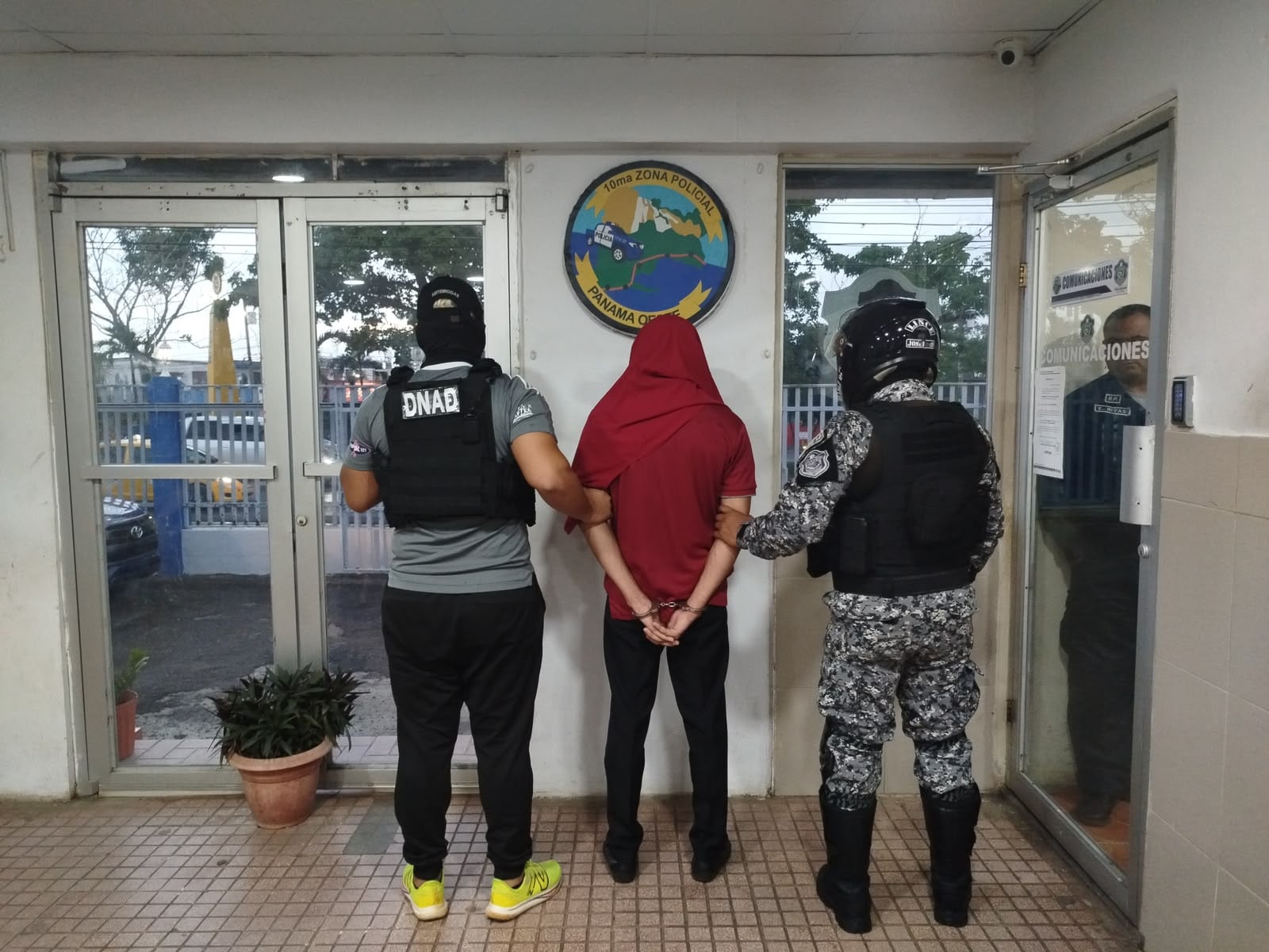 El instructor de una banda de música de un centro educativo fue aprehendido en La Chorrera con nueve paquetes de presunta sustancia ilícita, dos vapeadores, un celular y $60 en efectivo. Tomada de la PN