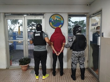El instructor de una banda de música de un centro educativo fue aprehendido en La Chorrera con nueve paquetes de presunta sustancia ilícita, dos vapeadores, un celular y $60 en efectivo. Tomada de la PN