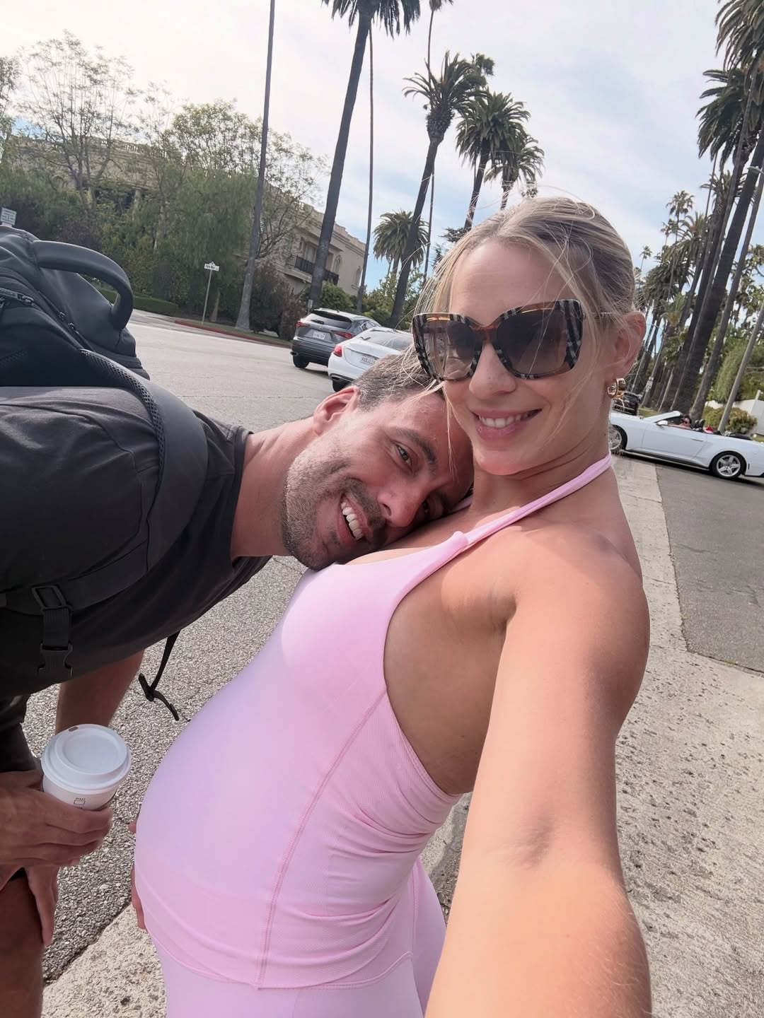 La influencer argentina Julieta Puente festejó sus 33 años, embarazada de 6 meses, acompañada de su marido Facundo Miguelena en una calle con palmeras.
