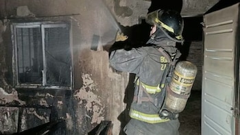 Robaron, incendiaron y destruyeron por completo la casa de una familia en Santa Fe