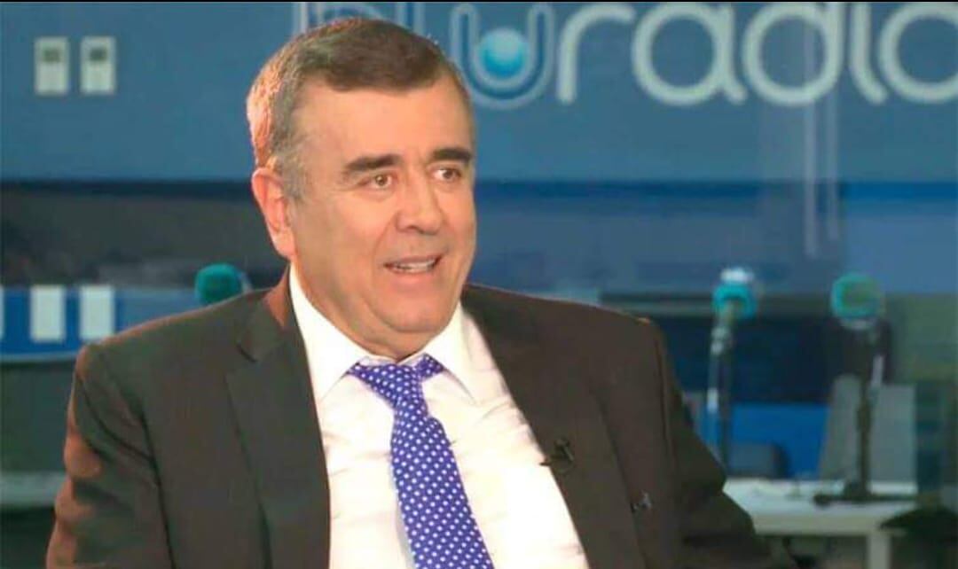 Javier Hernández Bonnet entre risas da indicios de su retiro de los medios - crédito Armando Plata/Facebook