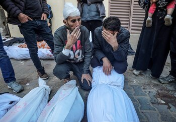 Palestinos lloran en la Franja