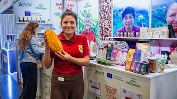 Mujeres del VRAEM lideran asociaciones que impulsan cacao, café y miel como alternativas a la hoja de coca con productos de valor agregado