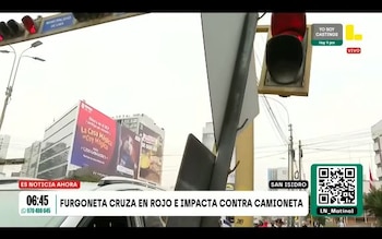 Choque en Javier Prado: un furgón se salta la luz roja y provoca el vuelco de una camioneta en plena madrugada