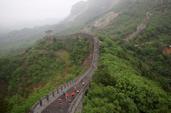 La Maratón de la Muralla China permite recorrer una de las 7 maravillas del mundo en una competencia única (REUTERS/Thomas Peter)