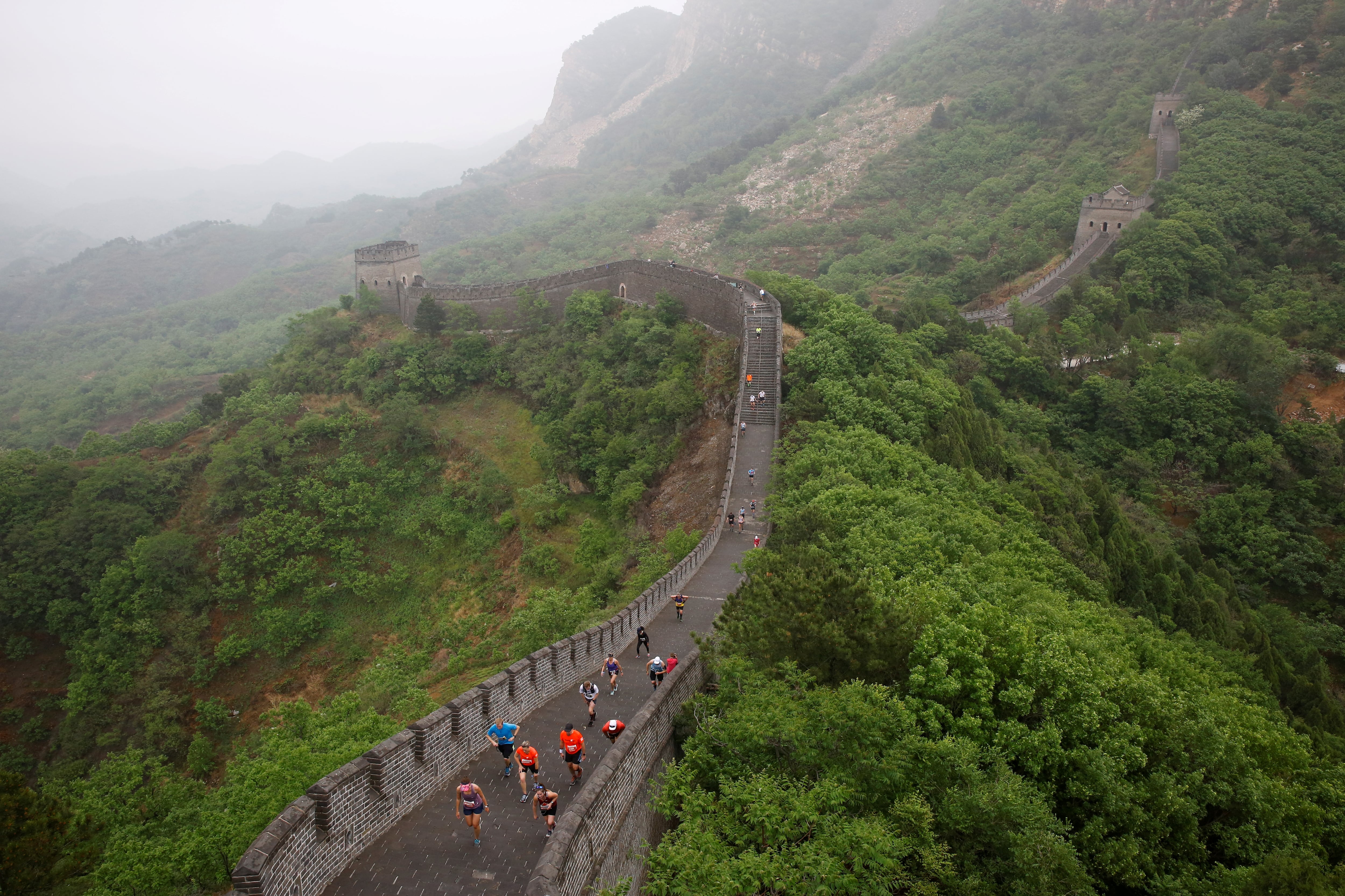 La Maratón de la Muralla China permite recorrer una de las 7 maravillas del mundo en una competencia única (REUTERS/Thomas Peter)