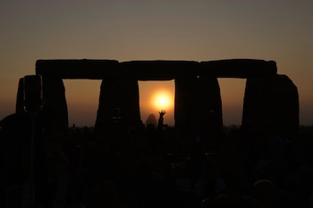El consenso arqueológico actual sostiene que las orientaciones solares del monumento poseían un significado ritual y no una función de precisión matemática - (AP Foto/Kin Cheung)