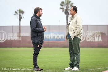 Juan Reynoso junto al gerente