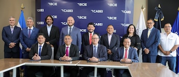 Representantes del BCIE, el Ministerio de Hacienda y funcionarios de El Salvador durante el acto oficial de la firma del convenio para financiar PRODEPORTE II, que permitirá modernizar y ampliar escenarios deportivos en todo el país (Cortesía BCIE).