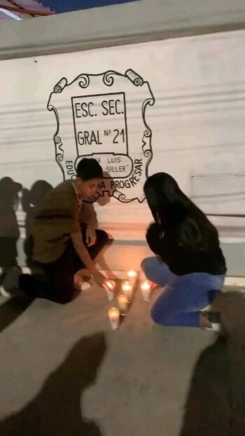 Alumnos ponen veladoras dedicadas a