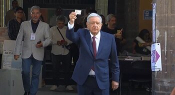 AMLO asistió a la casilla