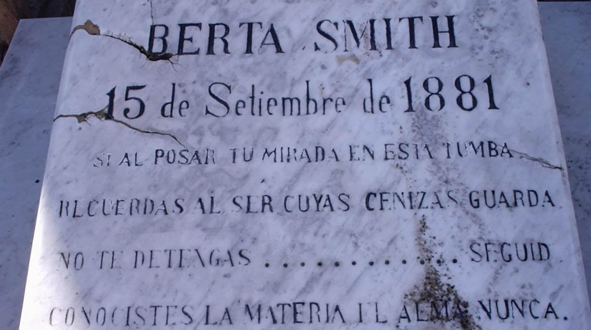 “Si al posar la mirada en esta tumba recuerdas al ser cuyas cenizas guarda, seguid, no te detengas... conociste la materia, el alma nunca”, dice el epitafio grabado en su tumba