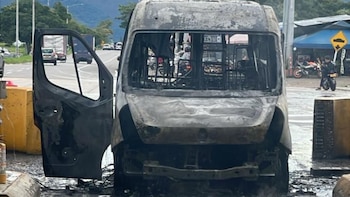 Van se incendia en la vía Bogotá–Girardot a la altura del peaje de Chinauta: no hubo personas lesionadas