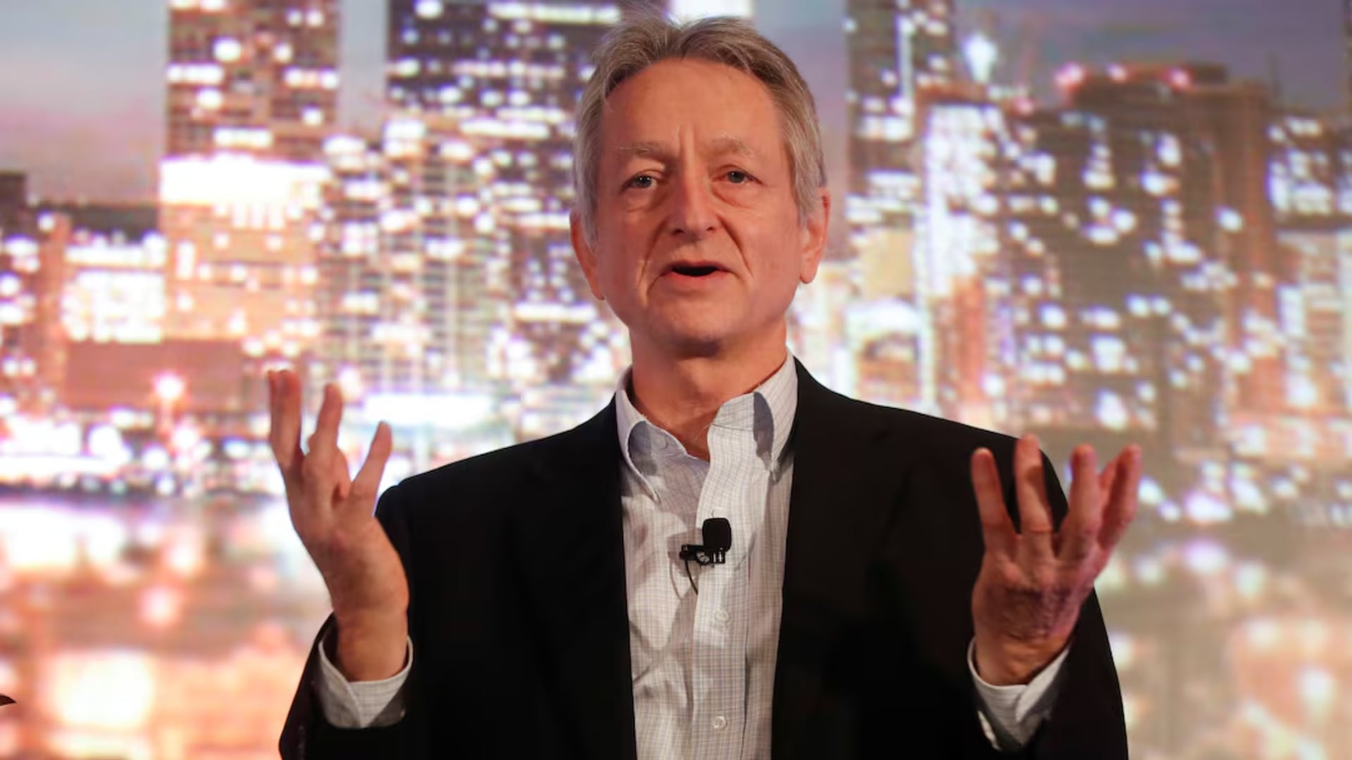 Geoffrey Hinton apuntó que los riesgos de la IA se deben tanto al mal uso humano como a la autonomía de sistemas superinteligentes.(Reuters)