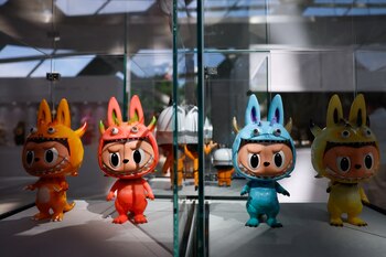 Exhibición de figuras de Labubu