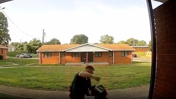 Policía despedido en Carolina del Norte tras violenta agresión a una mujer: el video desata protestas y una investigación estatal