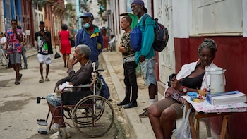 Vendedores ambulantes permanecen sentados mientras esperan a que los clientes se detengan a comprar cigarrillos y café en La Habana, el martes. (Oct. 27, 2026. AP Photo/Ramon Espinosa)