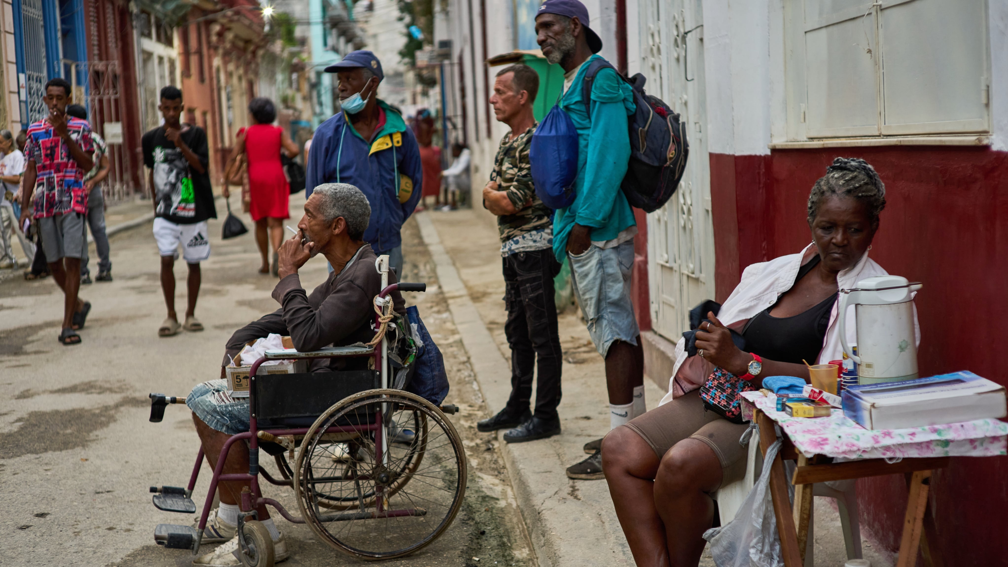 Vendedores ambulantes permanecen sentados mientras esperan a que los clientes se detengan a comprar cigarrillos y café en La Habana, el martes. (Oct. 27, 2026. AP Photo/Ramon Espinosa)