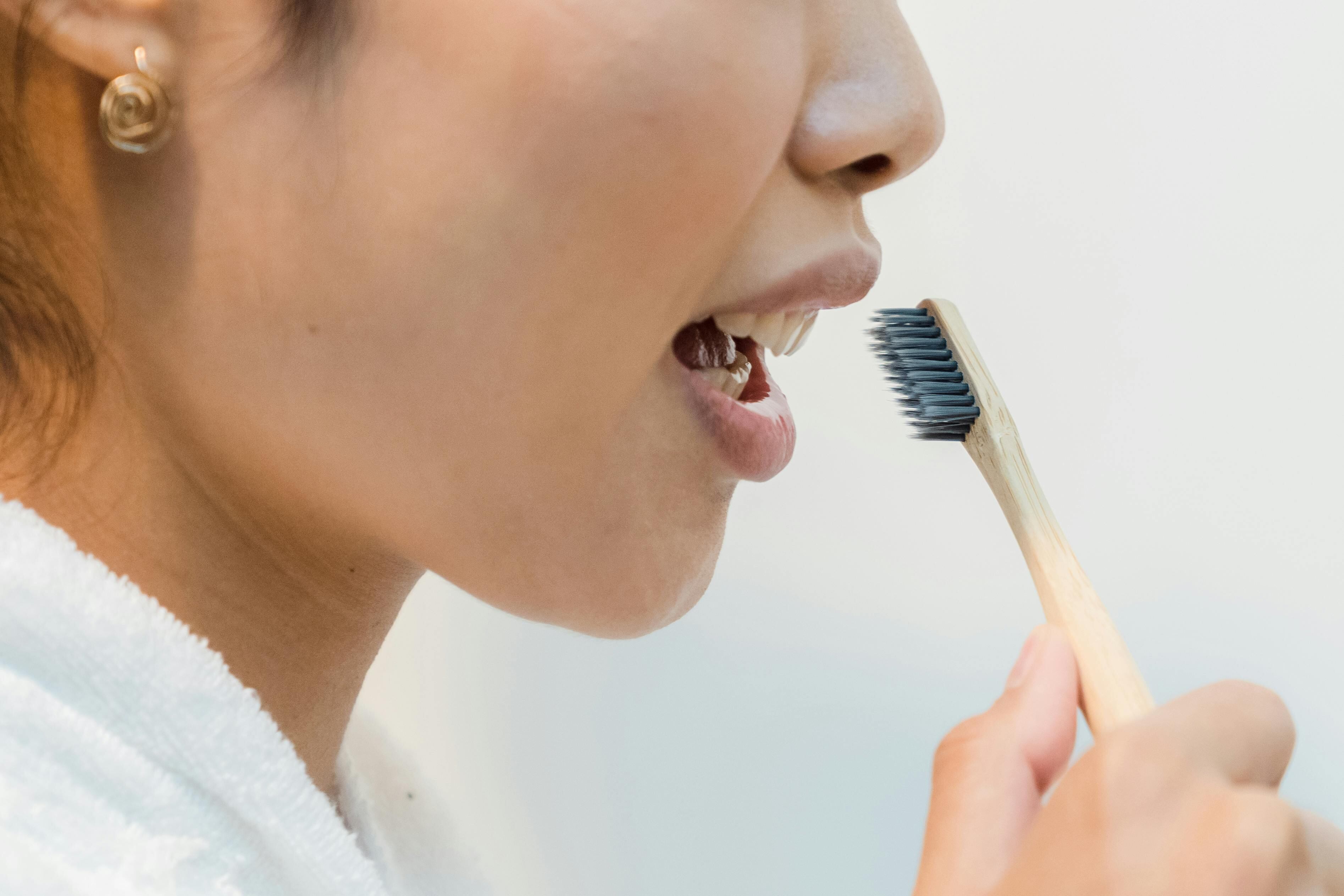 La pasta dental y el gel de queratina prescinden de plásticos y compuestos sintéticos, reduciendo el impacto ambiental del sector sanitario (Pexels)