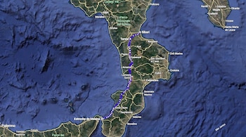 Vista de satélite de Calabria, Italia, mostrando el Estrecho de Messina, Tarsia y Sibari, unidos por una línea azul punteada.