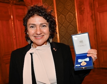 La astronauta Jessica Meir sostiene