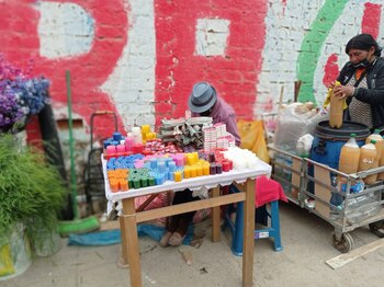 Velas, flores, chicha de jora