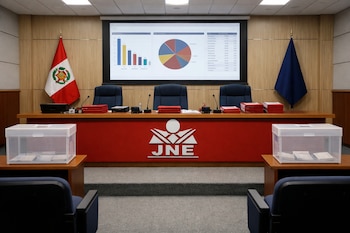 Sala de audiência eleitoral com tela com imagens dos resultados, mesa vermelha com JNE, Peru e bandeiras azuis e urna transparente.