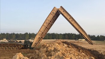 vehículo blindado lanzador de puentes