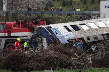 Rescatistas operan en el lugar del accidente, donde dos trenes chocaron, cerca de la ciudad de Larissa, Grecia, 3 de marzo de 2023. REUTERS/Alexandros Avramidis