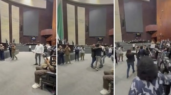 Collage de tres imágenes verticales de un amplio recinto legislativo con paredes de madera y grandes pantallas, lleno de personas y una bandera de México prominentemente visible.