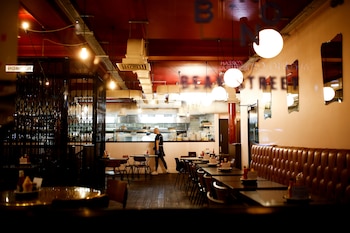 Los restaurantes seguirán abiertos hasta