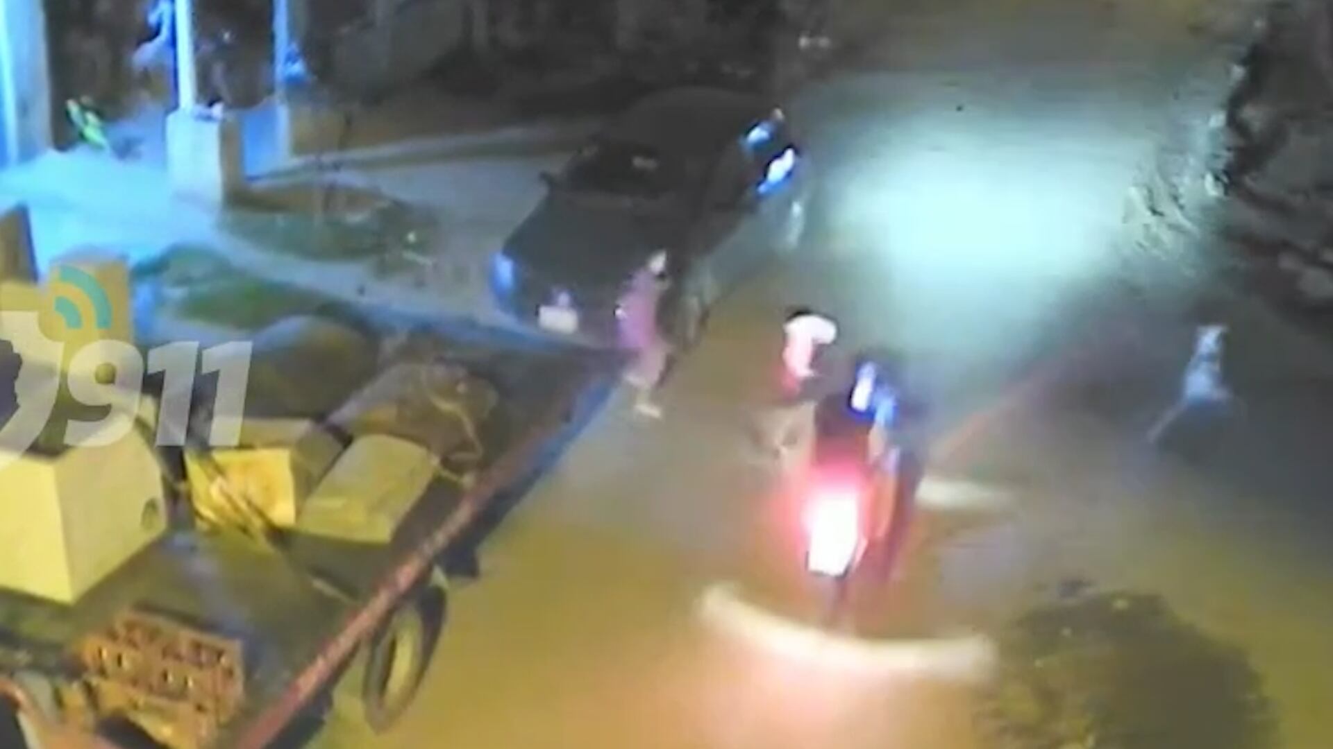 Vecinos y familiares auxiliaron rápidamente al niño atropellado y al conductor de la motocicleta tras el siniestro