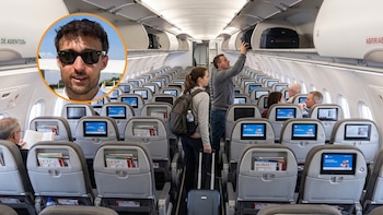 Un piloto de avión lo confirma: levantarte de tu asiento nada más aterrizar es más peligroso de lo que crees