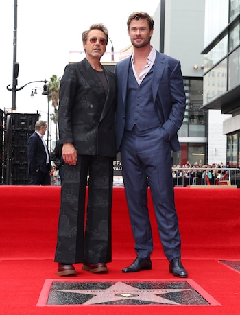 Smoking negro de solapas anchas, camisa oscura y gafas de marco oscuro en ceremonia de premiación (REUTERS/Mario Anzuoni)