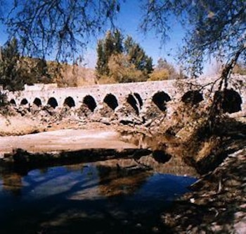 Este puente data de 1782, es uno de los más antiguos de la ciudad. La tradición oral de Durango atribuye la construcción del puente a un pacto con el diablo. (INAH)