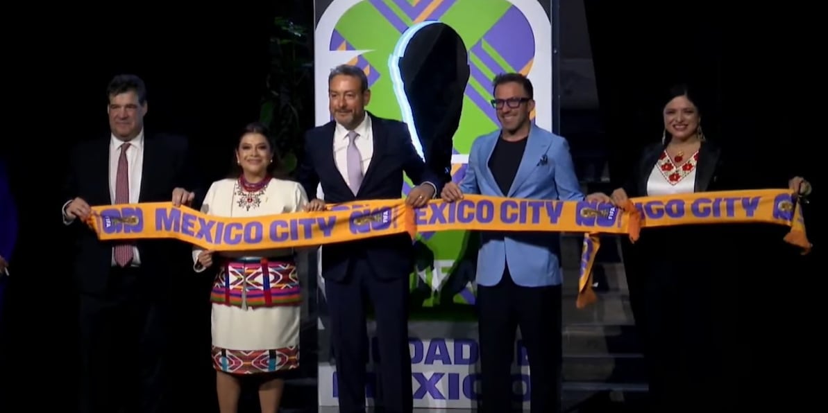 Develación de reloj con cuenta regresiva a un año del Mundial. | @GobCDMX