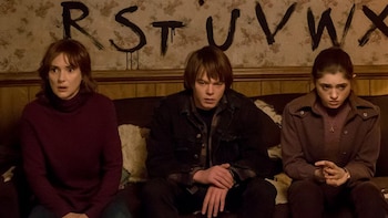 Charlie Heaton com Winona