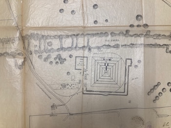 Plano antiguo sobre papel translúcido y arrugado que muestra la Pirámide del Sol en Teotihuacán, un jardín con vegetación, Via Sacra y Camino de San Francisco