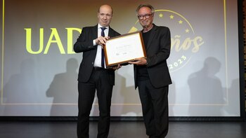 Oscar Martínez junto a Ricardo