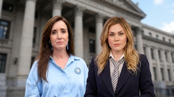 Victoria Villarruel y Lilia Lemoine posan con expresiones serias frente a un edificio de arquitectura clásica con columnas, con el fondo ligeramente desenfocado.