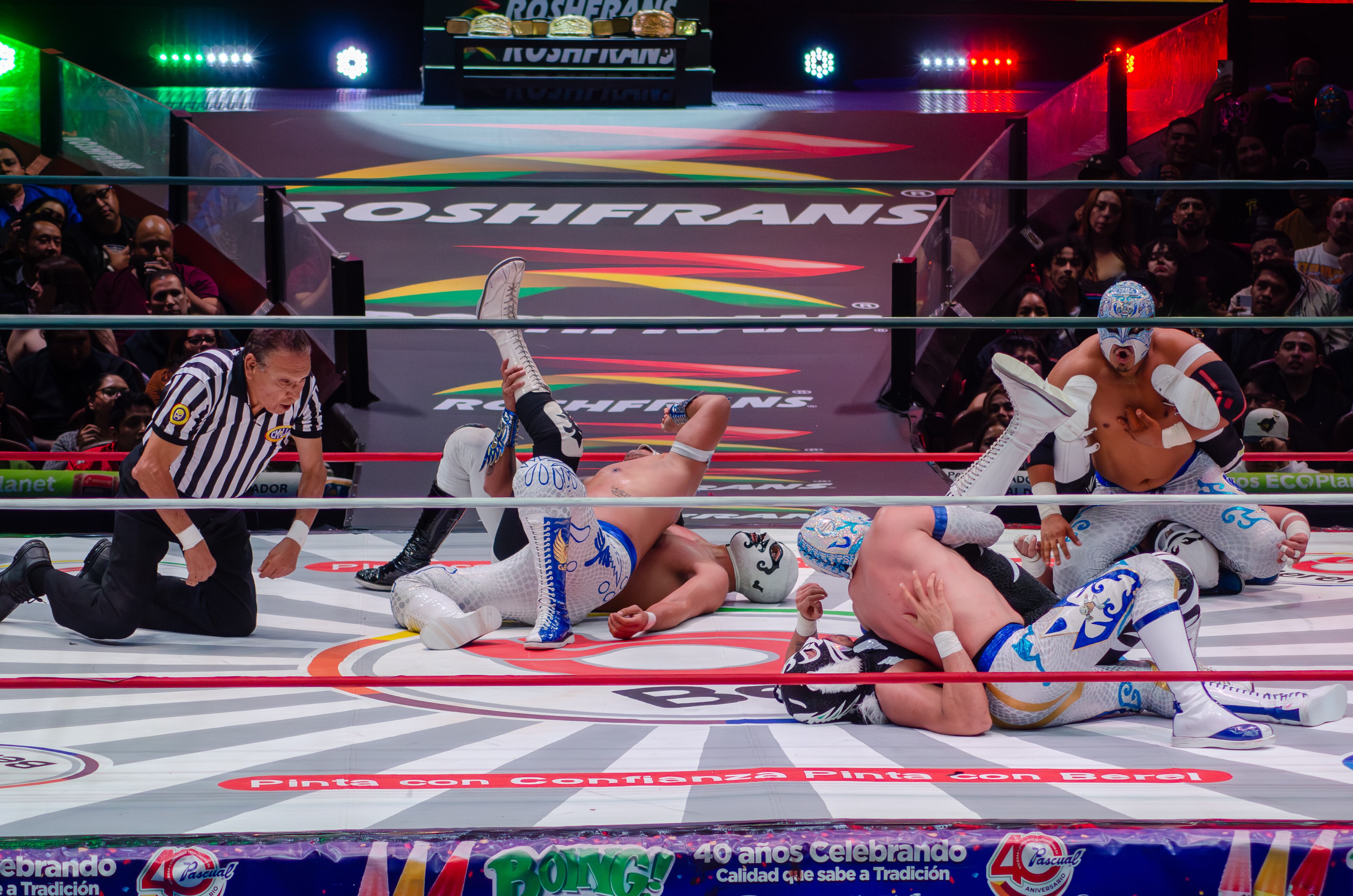 Los Herederos mostraron sincronía perfecta y retuvieron los Campeonatos Nacionales de Tríos ante la Fuerza Poblana. (CMLL / Óscar Reyes)