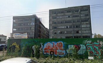 Así era el edificio que se derrumbó este 9 de marzo y que dejó a trabajadores atrapados, vista del año 2024 (Google Maps)