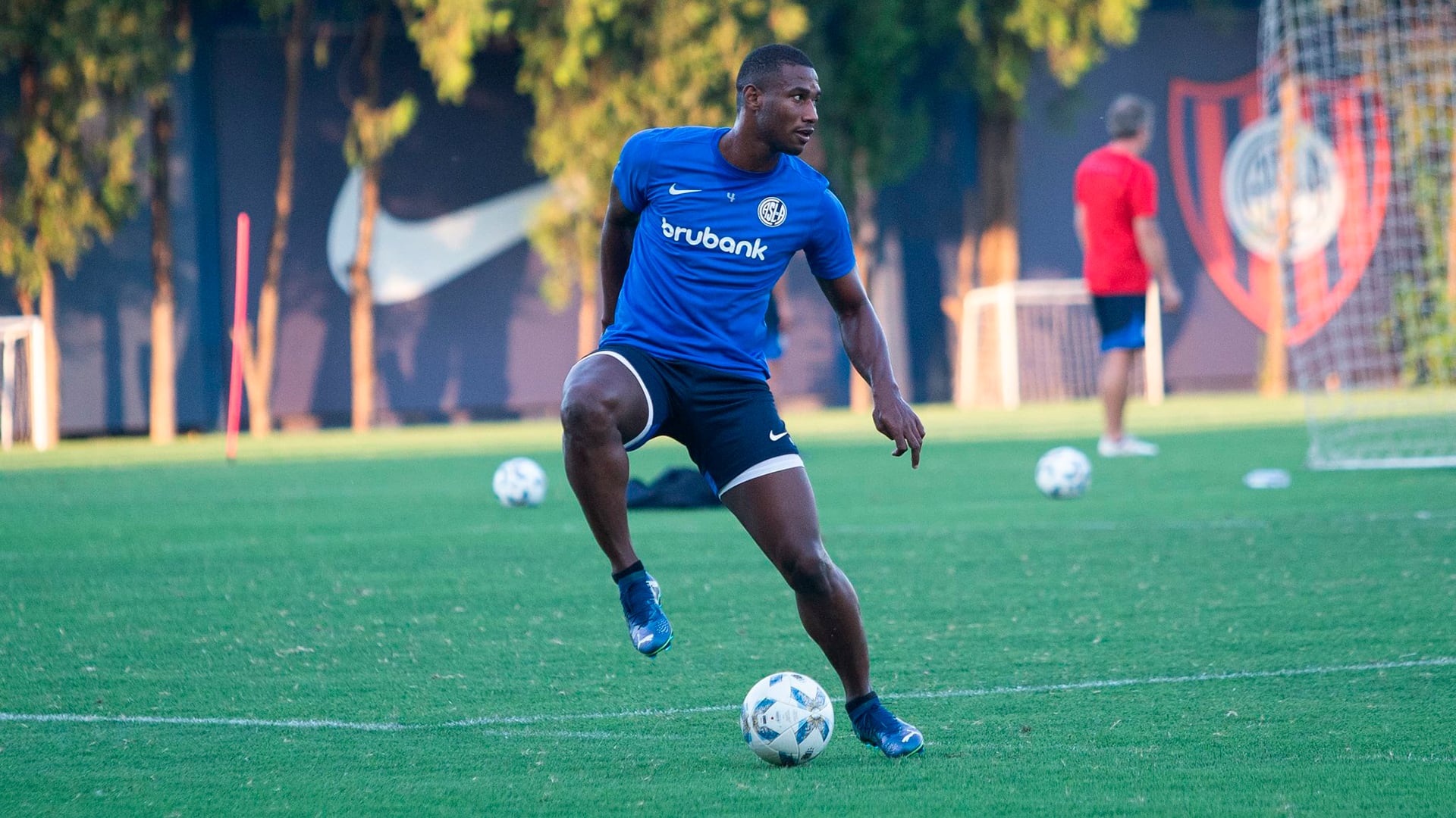 Boca Juniors ofreció 3,2 millones de dólares en total por Jhohan Romaña, una cifra que cubre apenas la mitad del valor de la cláusula de salida fijada por San Lorenzo (@SanLorenzo)