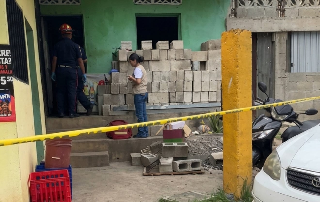 Tres miembros de una familia murieron por disparos de arma de fuego dentro de una vivienda en la lotificación Colinas de Magnolia. (Bomberos Municipales Departamentales)