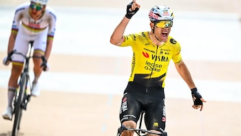 Wout van Aert derrota a Tadej Pogacar en el velódromo para alzarse con la París-Roubaix